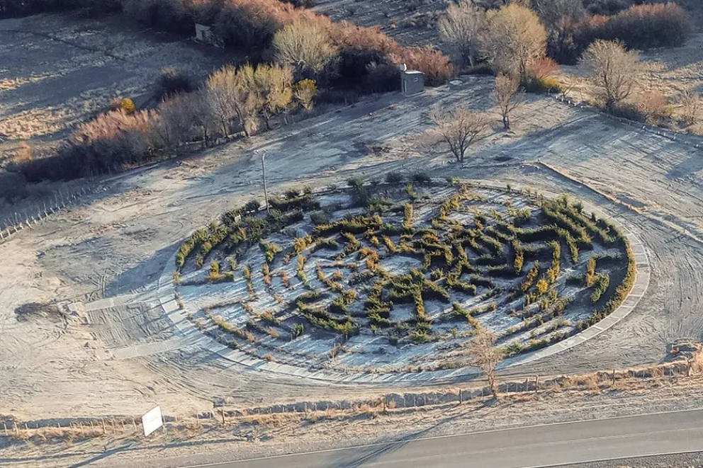 Taquimilán apuesta al turismo con un laberinto recreativo en medio del norte neuquino