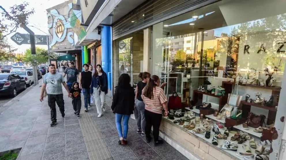 Lee más sobre el artículo Comercios en alerta: menos ventas, más incertidumbre en Neuquén