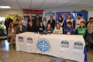 Lee más sobre el artículo La UNCo vuelve a las calles y advierte que el conflicto universitario ya es democrático