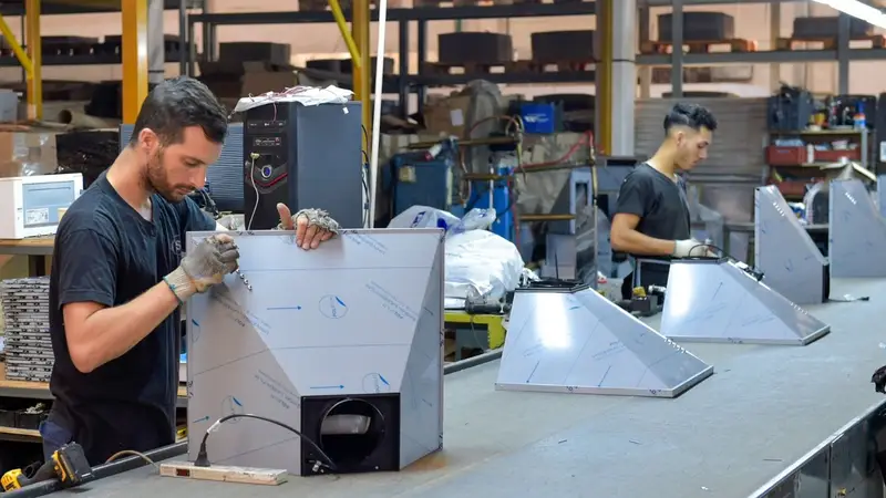 La industria y la construcción volvieron a caer en abril y se enfría la recuperación económica