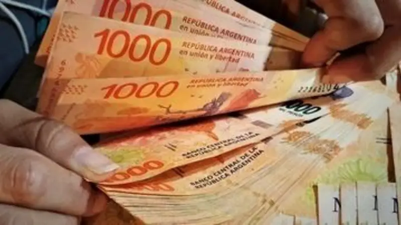 Trabajar ya no garantiza salir de la pobreza: los salarios formales pierden terreno frente al costo de vida