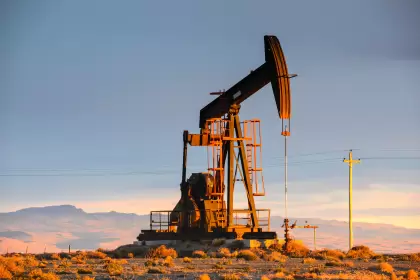 El petróleo cae pese a la tensión en Medio Oriente y sorprende a los mercados