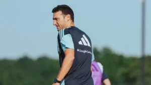 Lee más sobre el artículo Scaloni prepara un equipo alternativo para el primer amistoso: sin Messi y con varias bajas por lesión