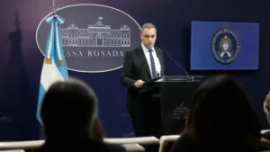 Lee más sobre el artículo La causa contra Manuel Adorni avanza y en agosto deberá justificar su patrimonio ante la Justicia