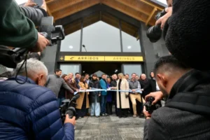 Lee más sobre el artículo Chapelco estrena su renovado aeropuerto y Neuquén llega a la temporada invernal con una obra clave terminada