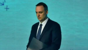 Lee más sobre el artículo Adorni dejó la Jefatura de Gabinete en medio del escándalo político y una investigación judicial