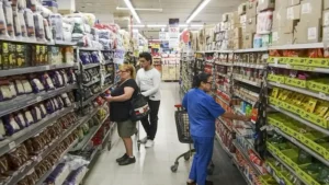 Lee más sobre el artículo El consumo volvió a caer en junio y acumuló una baja cercana al 3% en el primer semestre