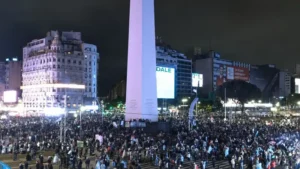 Lee más sobre el artículo El cariño pudo más que la derrota: miles de hinchas homenajearon a la Selección tras la final del Mundial