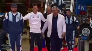 Lee más sobre el artículo Una multitud recibió a la Selección Argentina en Ezeiza tras el Mundial