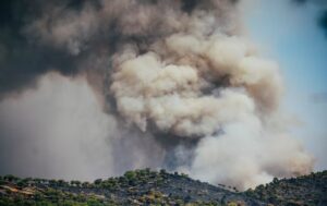 Lee más sobre el artículo España mantiene un amplio operativo para contener los incendios más devastadores de su historia reciente