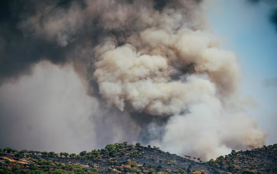 En este momento estás viendo España mantiene un amplio operativo para contener los incendios más devastadores de su historia reciente
