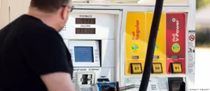Lee más sobre el artículo El petróleo supera los 100 dólares por barril tras la escalada de tensión en Medio Oriente