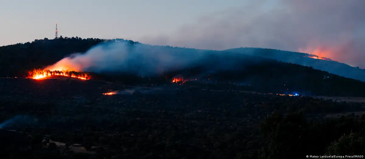 Un voraz incendio forestal arrasó más de 12.000 hectáreas al norte de Madrid y obligó a evacuar decenas de localidades