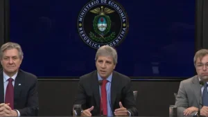 Lee más sobre el artículo Caputo apuesta a despejar dudas sobre la deuda: promete un «colchón» de US$3.700 millones para 2027