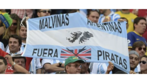 Lee más sobre el artículo Malvinas no entran al estadio: la FIFA prohíbe las banderas en la semifinal entre Argentina e Inglaterra