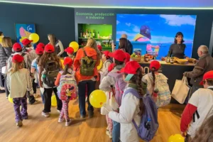 Lee más sobre el artículo Más de 150 niños de todo el país realizaron la Promesa Ambiental en el stand de Neuquén en la Rural de Palermo