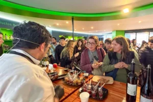 Lee más sobre el artículo Neuquén promociona sus vinos, sabores y destinos turísticos en la Expo Rural 2026