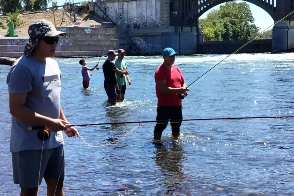 En este momento estás viendo Neuquén creó la primera escuela pública de pesca con mosca del país