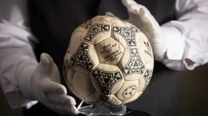 Lee más sobre el artículo La pelota de la «Mano de Dios» y el «Gol del Siglo» saldrá a subasta y podría romper todos los récords