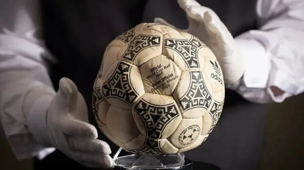 En este momento estás viendo La pelota de la «Mano de Dios» y el «Gol del Siglo» saldrá a subasta y podría romper todos los récords