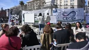 Lee más sobre el artículo Docentes universitarios realizarán clases públicas tras denunciar que el Gobierno incumplió un fallo judicial
