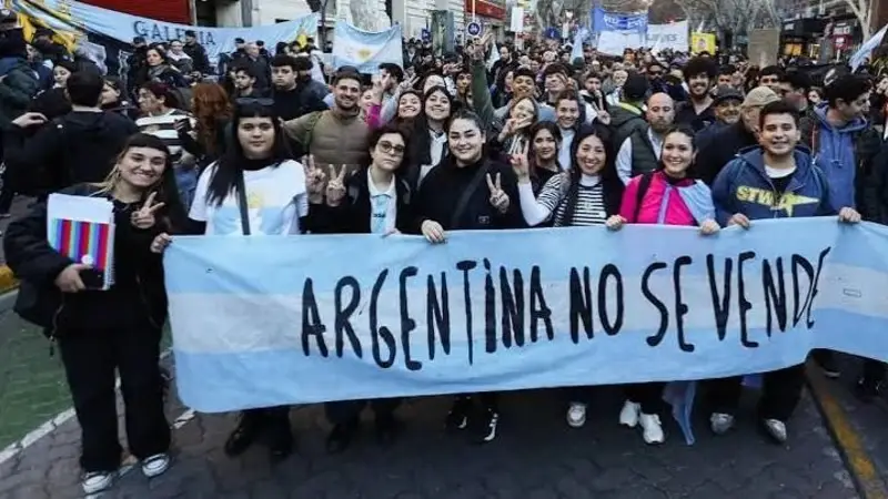 Los jóvenes se alejan de Milei y vuelven a ser una pieza clave del mapa electoral