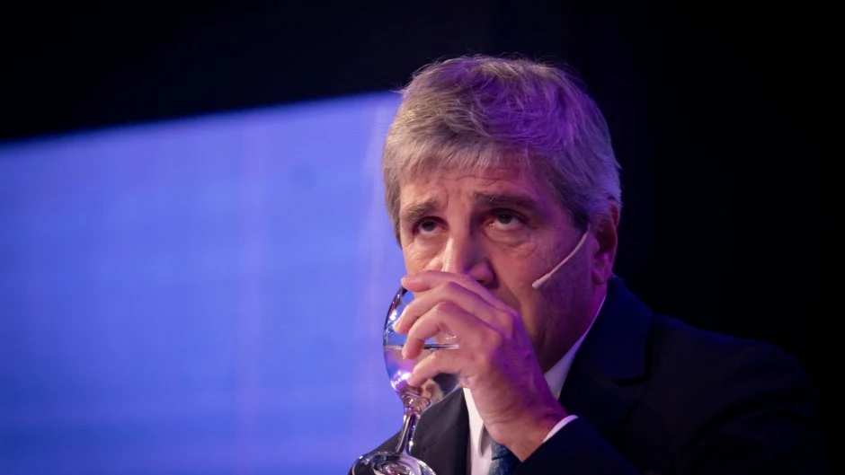 Caputo invoca la “justicia social” y abre una grieta en el discurso libertario