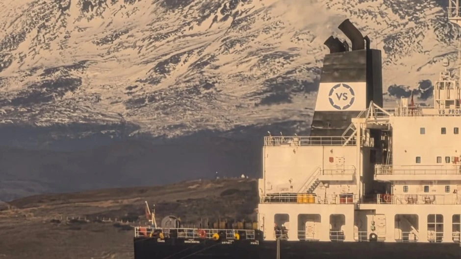 Un buque británico llegó a Ushuaia y volvió a poner en discusión el control del puerto