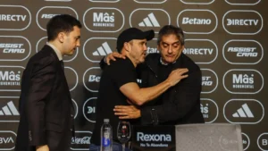 Lee más sobre el artículo River se queda sin respuestas: Coudet se fue y la bronca de los hinchas volvió contra Di Carlo