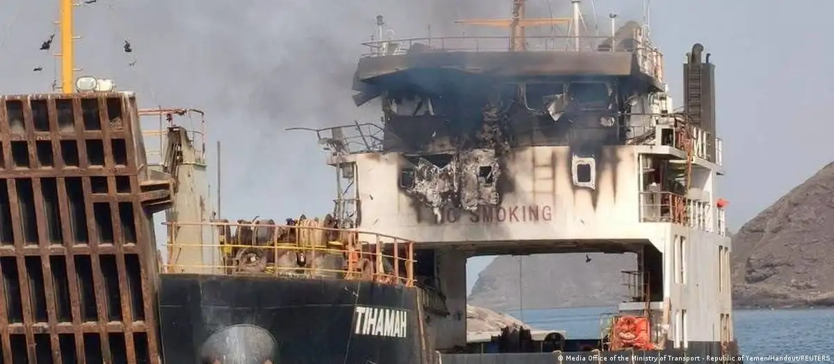 En este momento estás viendo El mar Rojo vuelve a encenderse: un ataque hutí pone otra vez en riesgo una ruta clave del comercio mundial