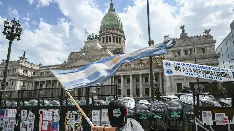 En este momento estás viendo Los gremios mantienen la movilización al Congreso pese a que el Gobierno retiró la reforma de la Ley de Tierras