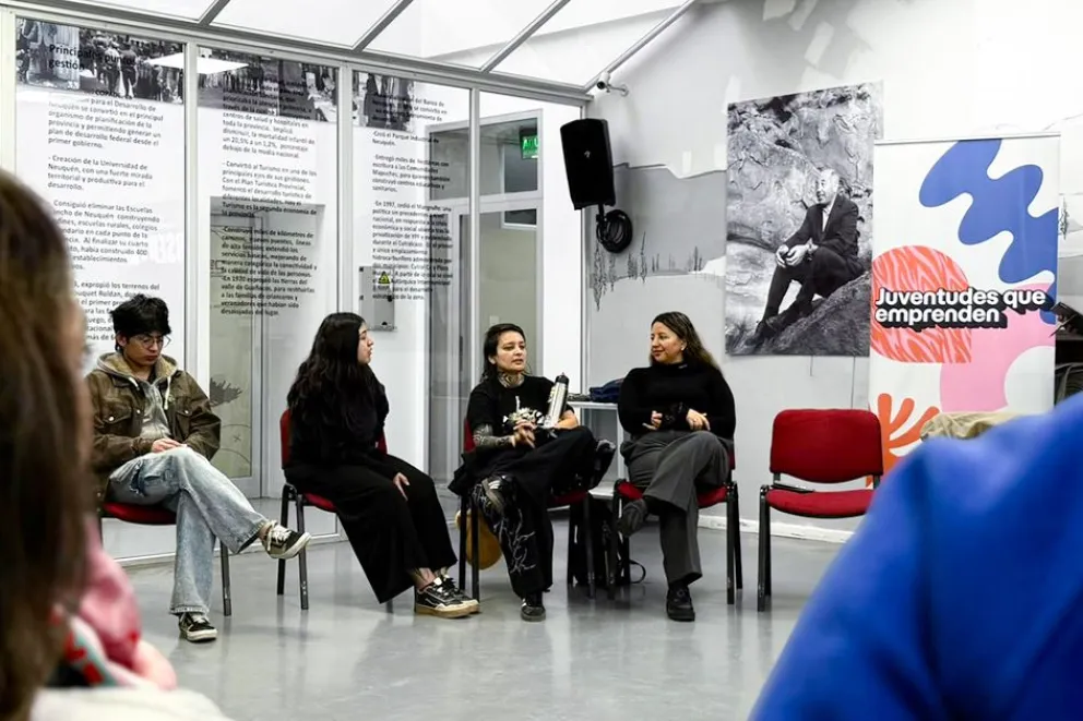 En este momento estás viendo Jóvenes de Neuquén se capacitan en inteligencia artificial para potenciar sus emprendimientos