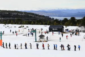 Lee más sobre el artículo Neuquén recibió a más de 120 mil turistas durante julio y creció la actividad invernal