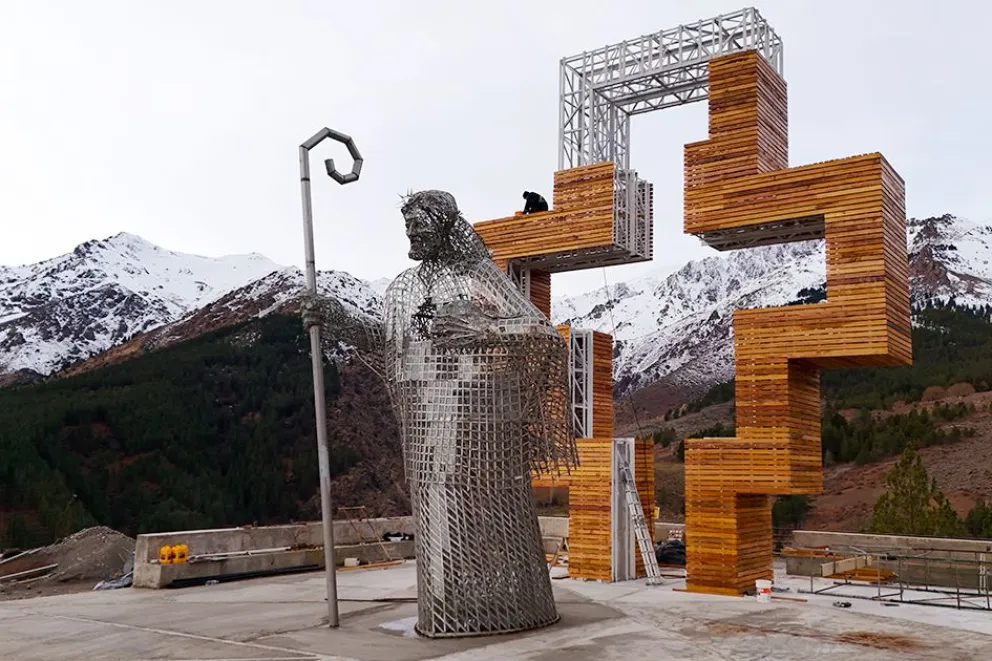 Huinganco prepara una nueva postal del norte neuquino: el Cristo que mira hacia las montañas