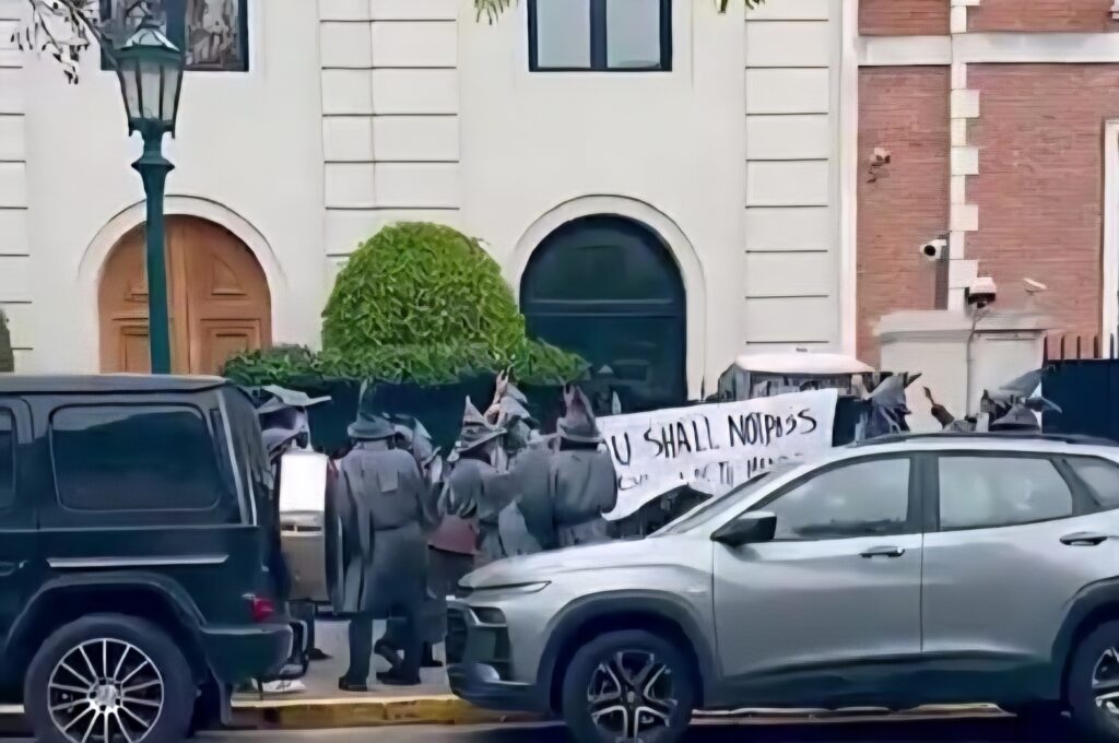 En este momento estás viendo Los “Gandalfs” que desafiaron a Peter Thiel: una protesta entre Tolkien, tecnología y Vaca Muerta