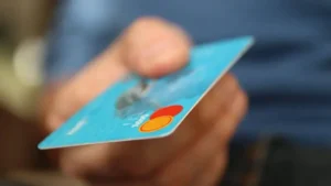 Lee más sobre el artículo El 76% de los endeudados usa crédito para cubrir gastos básicos