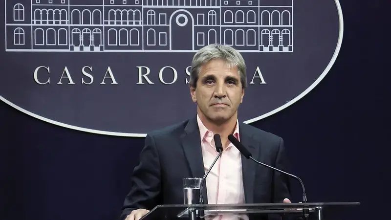 La economía volvió a caer y la tensión financiera expone el costo de una recuperación que no llega