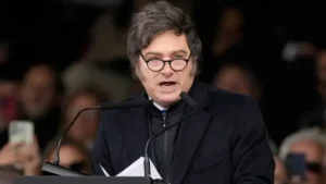 Lee más sobre el artículo Piden que París declare a Javier Milei “persona no grata” antes de su visita