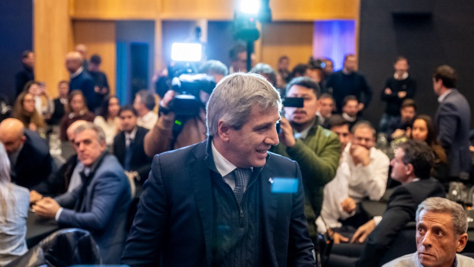 Lee más sobre el artículo Caputo desafía a Milei con más crédito para intentar reactivar la economía