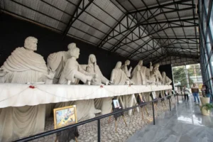 Lee más sobre el artículo La Última Cena monumental que sorprende a quienes pasan por Cutral Co