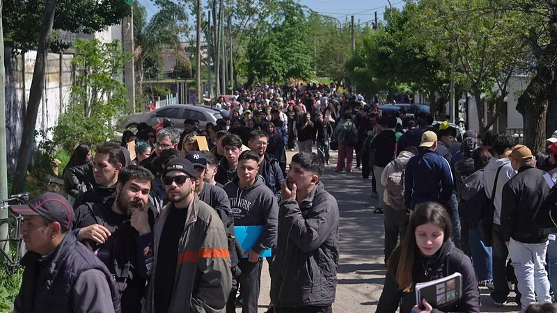 El empleo privado formal acumula 14 meses de caída y ya se perdieron 266.000 puestos desde 2023