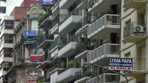 Lee más sobre el artículo Argentina lidera la crisis habitacional: pagar el alquiler obliga a recortar comida y gastar ahorros