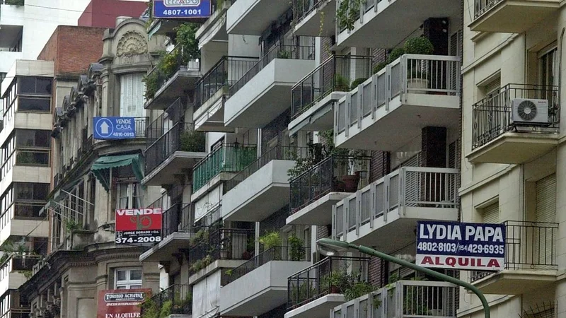 Argentina lidera la crisis habitacional: pagar el alquiler obliga a recortar comida y gastar ahorros