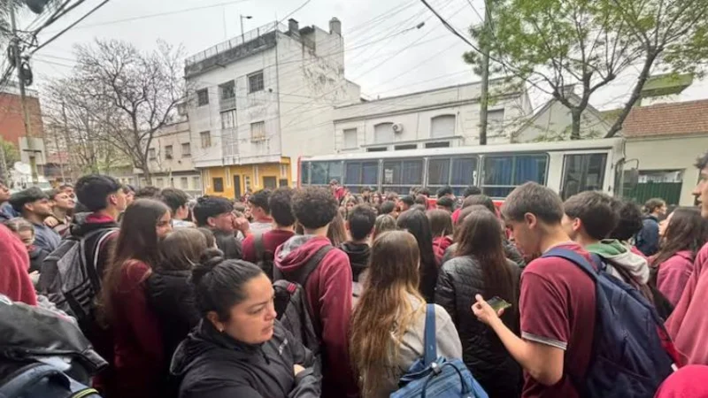 Imputaron a dos alumnos por crear imágenes sexuales falsas de 45 compañeras con inteligencia artificial