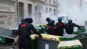Lee más sobre el artículo La policía francesa reprimió con cañones de agua una masiva protesta estudiantil en París
