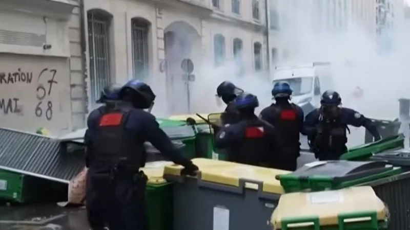 La policía francesa reprimió con cañones de agua una masiva protesta estudiantil en París