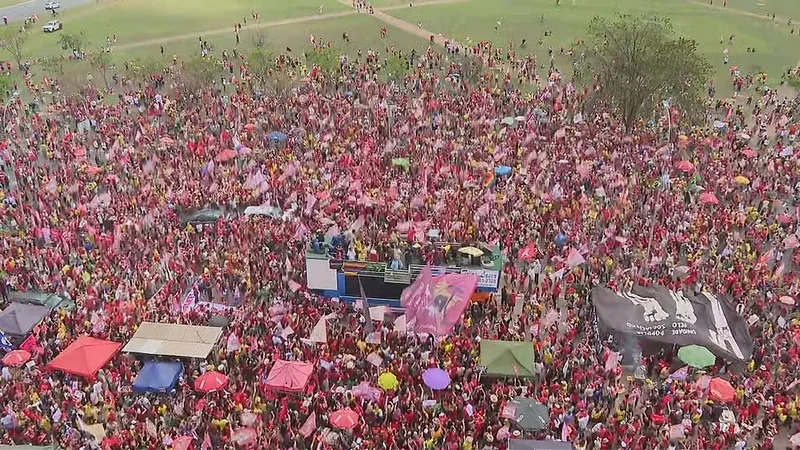 En este momento estás viendo A una semana del balotaje, miles de brasileños salieron a las calles para respaldar la reelección de Lula