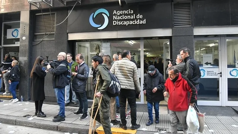 El Gobierno vuelve a suspender más de 20 mil pensiones por discapacidad y exige nuevos trámites