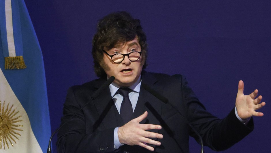 En este momento estás viendo Milei intentó aclarar sus dichos sobre llegar a fin de mes tras una ola de memes y críticas