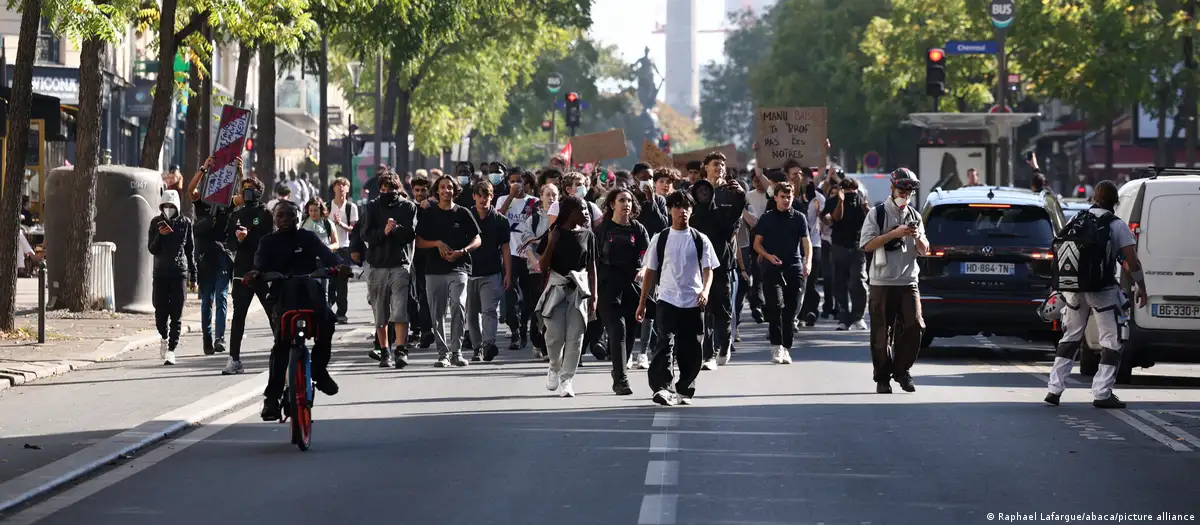 En este momento estás viendo Francia sale a las calles: más de 250 mil personas protestan por la educación